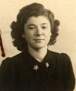 31 May 1926 | Belgian Jewish girl, Bertha Kaufman, was born in Antwerp.  She was deported to #Auschwitz from #Mechelen on 11 August 1942. She did not survive.