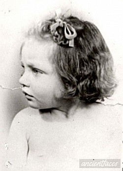 Judith Klein. Di Debrecen. Uccisa ad Auschwitz nel 1944. Aveva 2 anni.